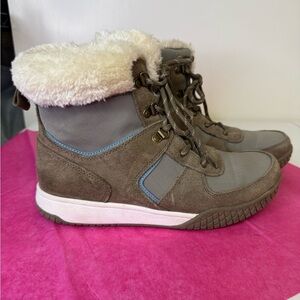 Brownish/greenish winter boots with blue accent and fur. Size 9